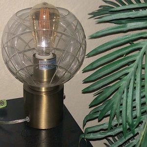 Short globe modern stylish lamp w/Edison bulb